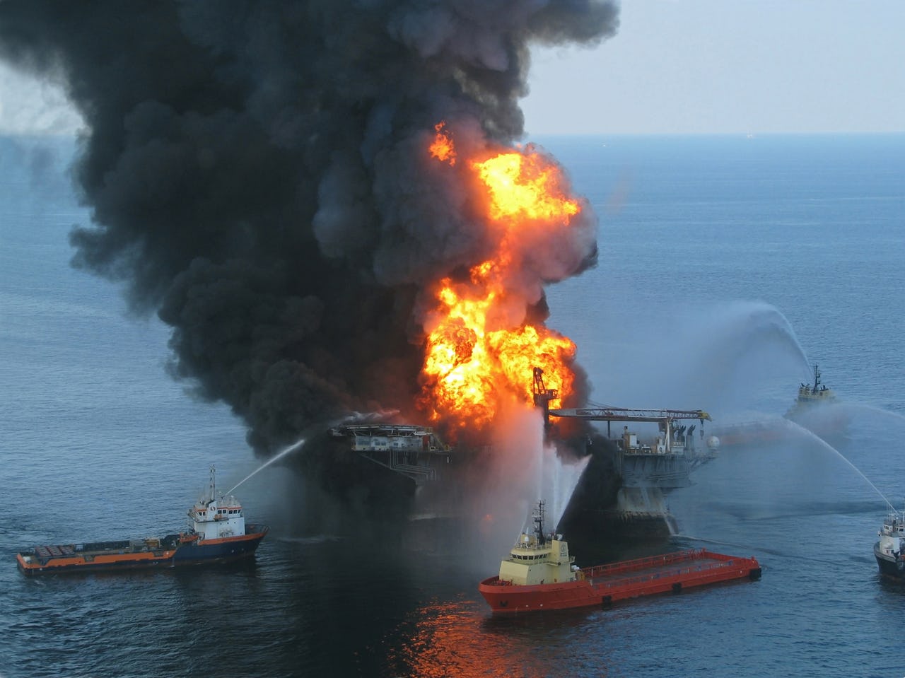 Fire on offshore drilling platform