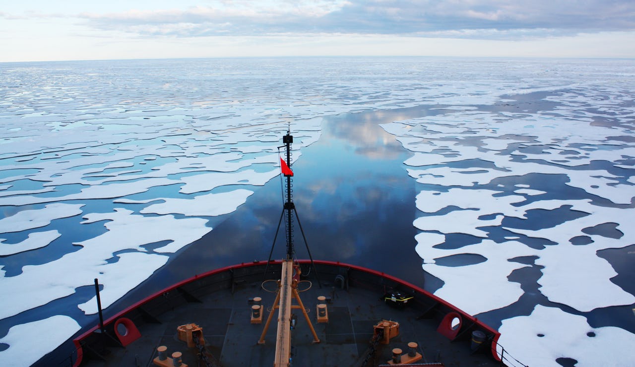 Bow of a vessel that traverses through icy waters