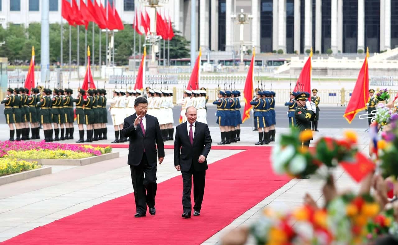 Putin's state visit to China, China held a ceremony at the square outside the East Gate of the Great Hall of the People to welcome Putin. Accompanied by Xi Jinping, Putin watches the parade of the guard of honor of the three services of the Chinese People's Liberation Army